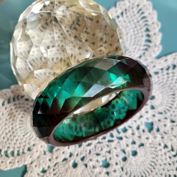 Large Bold Green Celluloid Bangle Bracelet - Picture 3 of 4